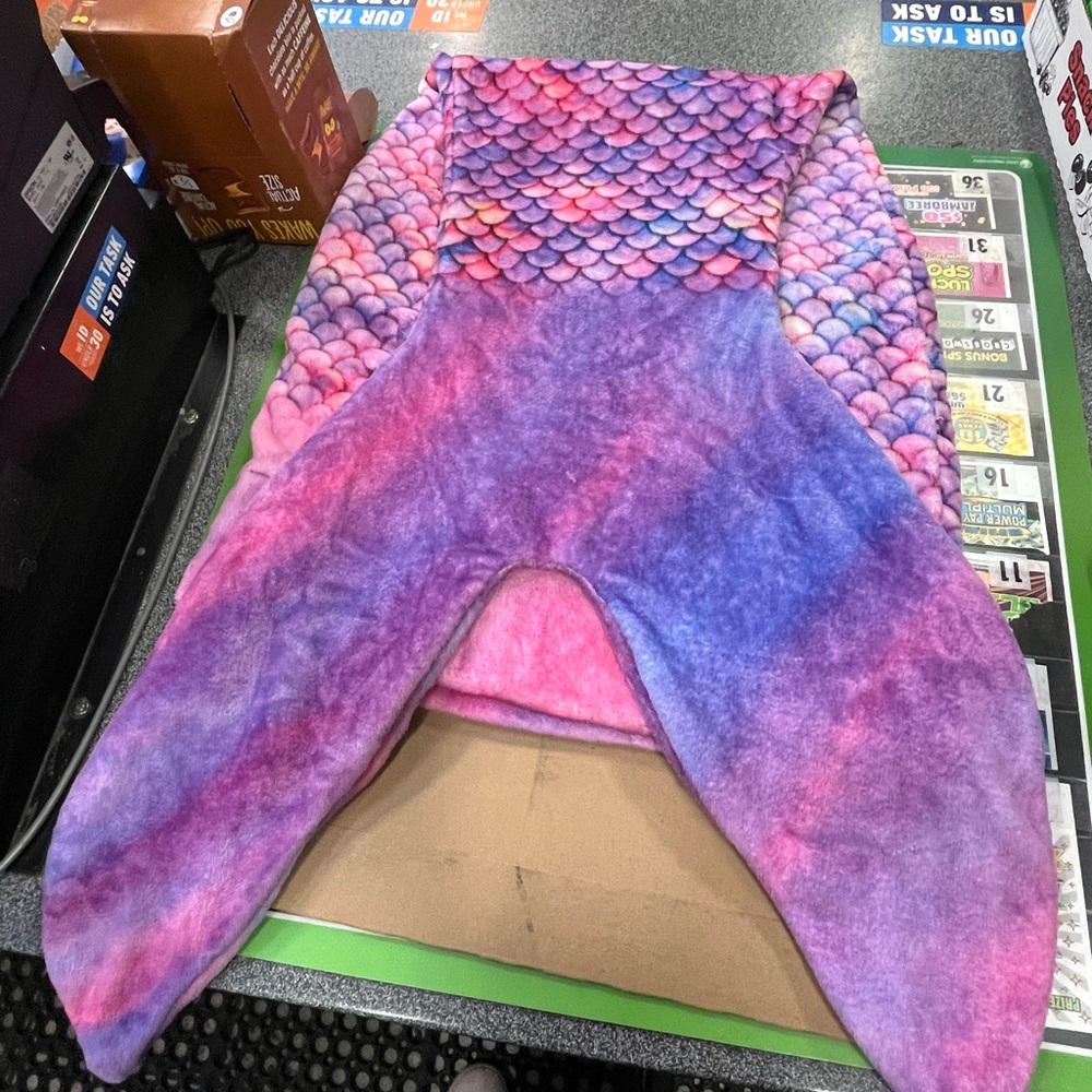 Colorful Mermaid Scale Plush blanket - Picture 2 of 2